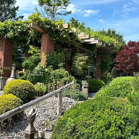 The Wind In The Willows - Luxury Lakefront Oasis Bed & Breakfast Cobourg Exterior photo