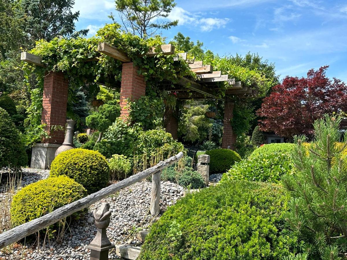 The Wind In The Willows - Luxury Lakefront Oasis Bed & Breakfast Cobourg Exterior photo