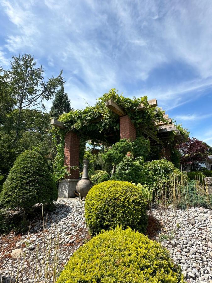 The Wind In The Willows - Luxury Lakefront Oasis Bed & Breakfast Cobourg Exterior photo